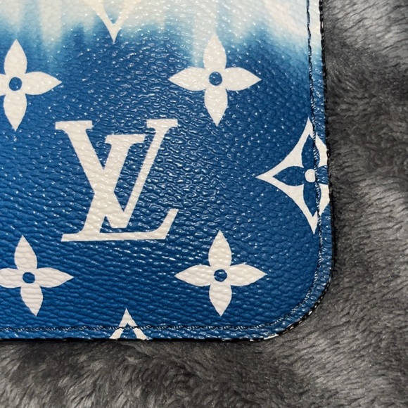 💙🤍🩵 AUTHENTIC LOUIS VUITTON BLUE & WHITE ESCALE WRISTLET- GORGEOUS🩵🤍💙 - Picture 7 of 13
